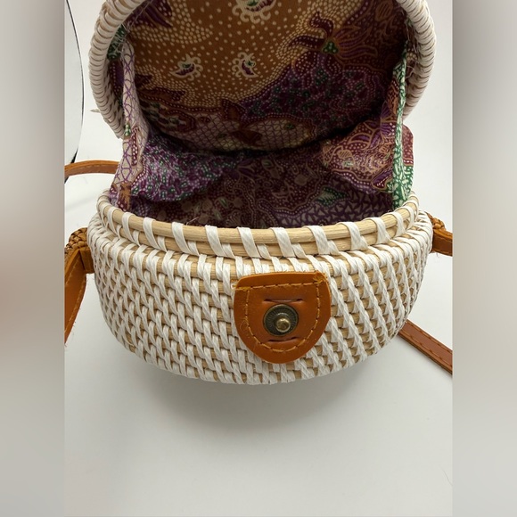 Boho round crossbody purse white & tan woven, EUC - Picture 5 of 11
